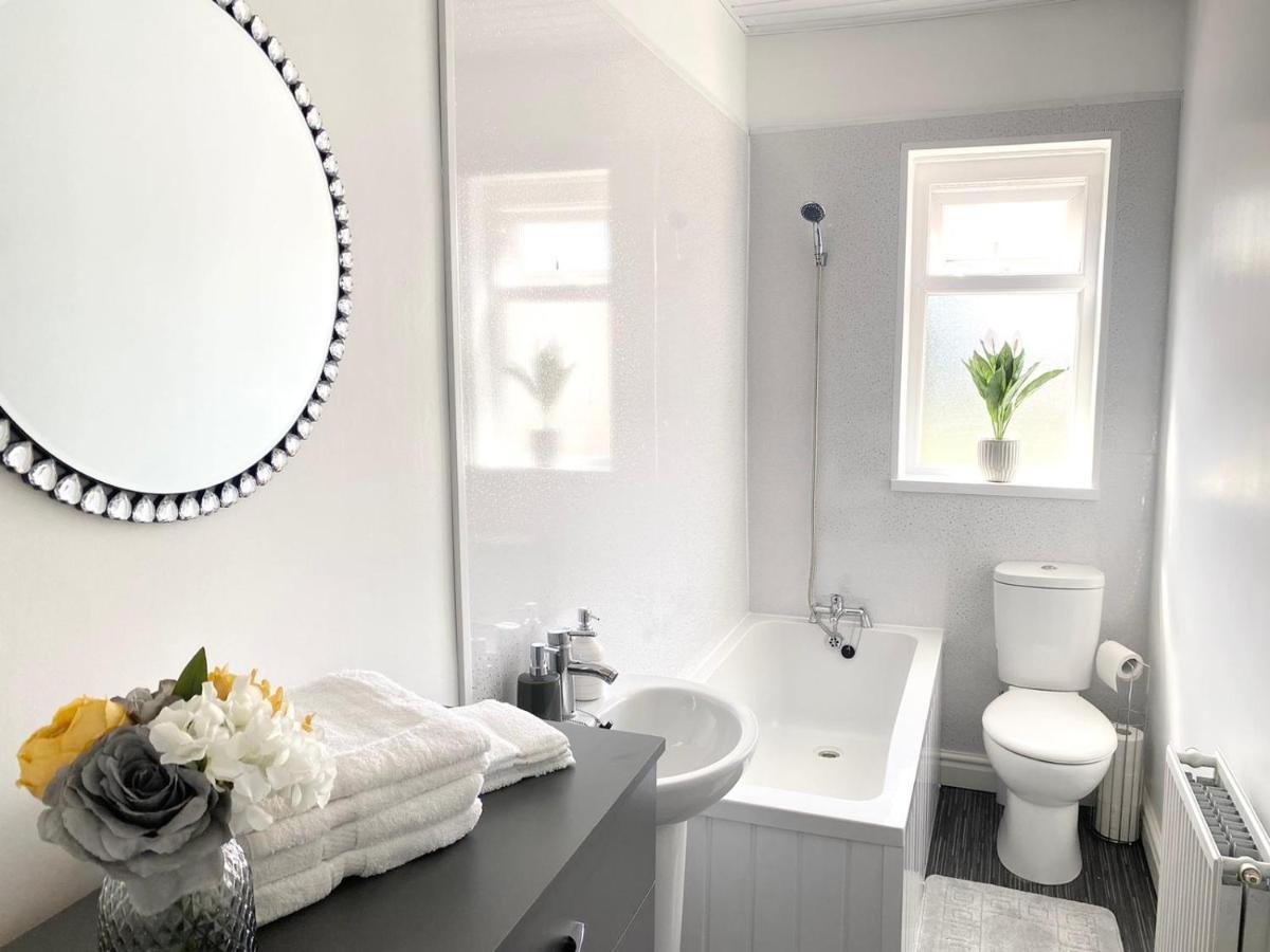 Cosy Cheerful 2 Bedrooms Near Piccadilly, Etihad Stadium Sleeps Up To 5 Manchester Exterior foto